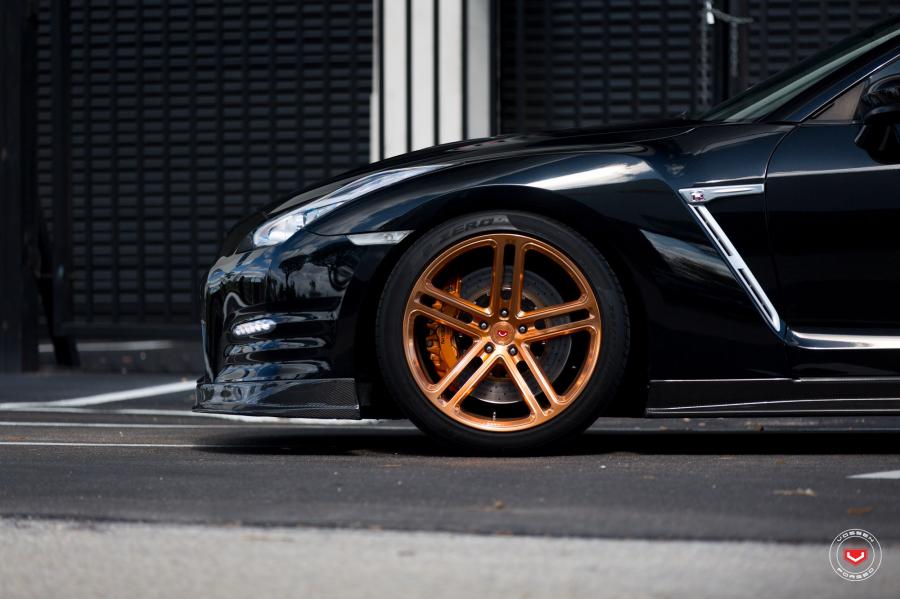 Детали экстерьера Nissan GT-R on Vossen Wheels (CG-202) 2017 года  (фото 23 из 51)